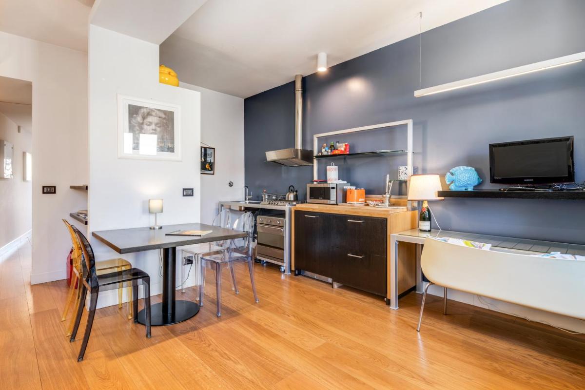 GuestHost - Piazza Santa Croce Design Apartment with Balcony - Housity
