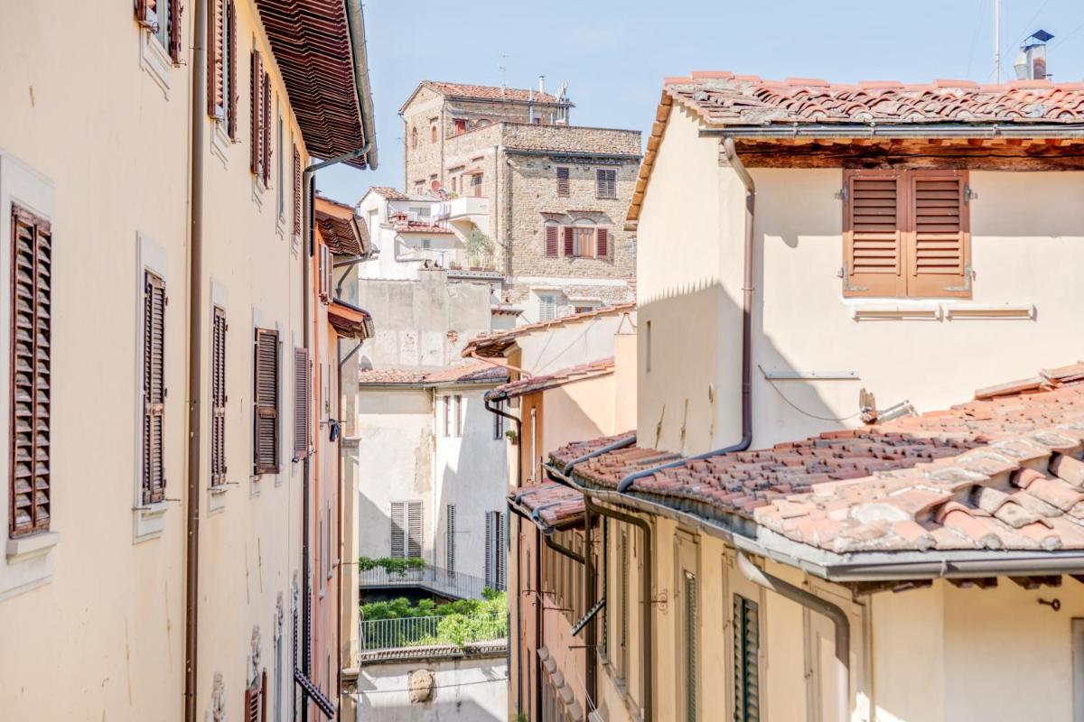 GuestHost - Piazza Santa Croce Design Apartment with Balcony - Housity