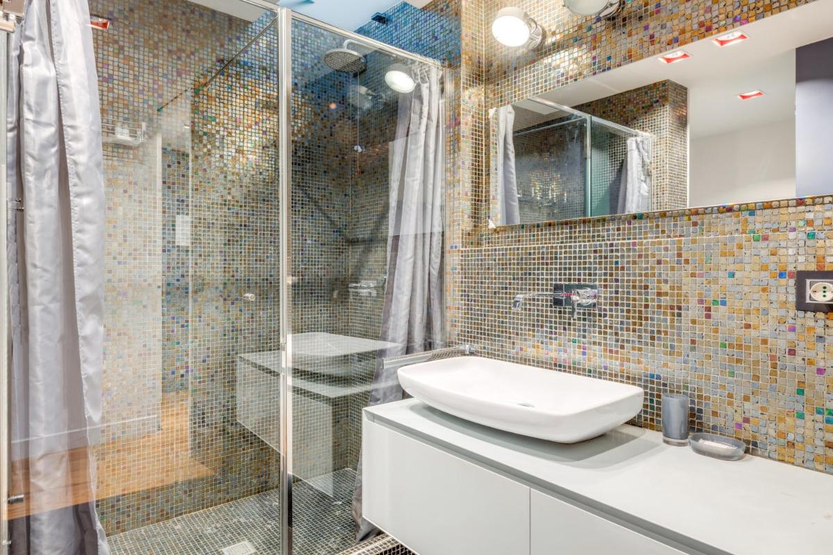 GuestHost - Piazza Santa Croce Design Apartment with Balcony - Housity