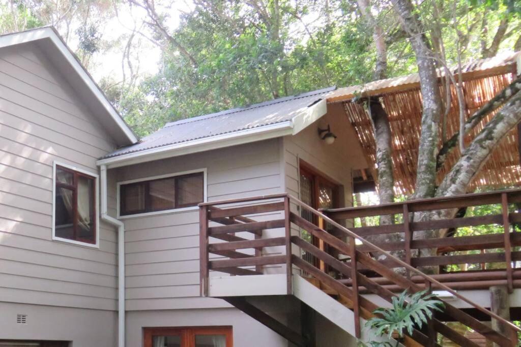 Tree-house for two In Natures Valley - Housity