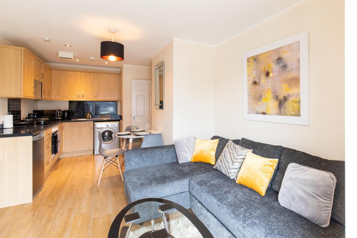 1-bedroom apartment with balcony, Hoddesdon - Housity
