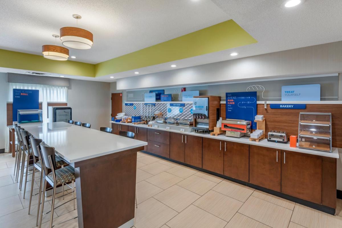 Holiday Inn Express Hotel & Suites Cincinnati-Blue Ash by IHG - Housity
