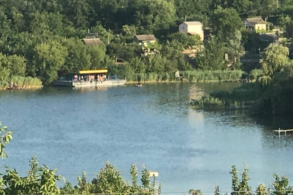 Uedinennyi domik na beregu dnepra - Housity