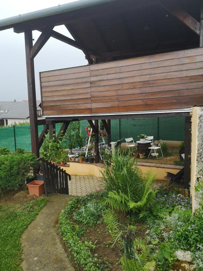Karos Centrál Apartmanház - Housity
