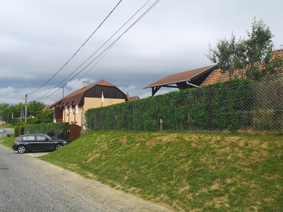 Karos Centrál Apartmanház - Housity