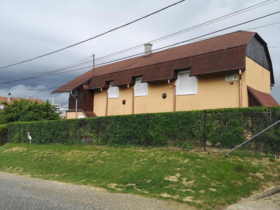 Suitetrails - Karos Centrál Apartmanház