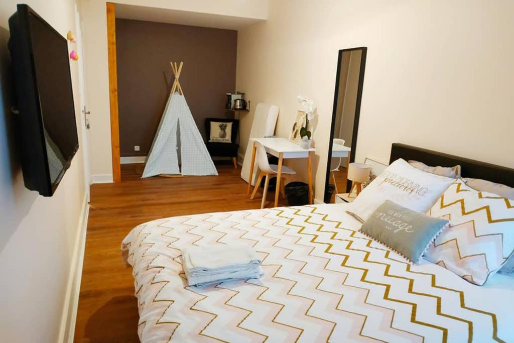 157m2, 4 chambres, 4 salles de bains, 2 WC, 2 parkings en hypercentre - Housity