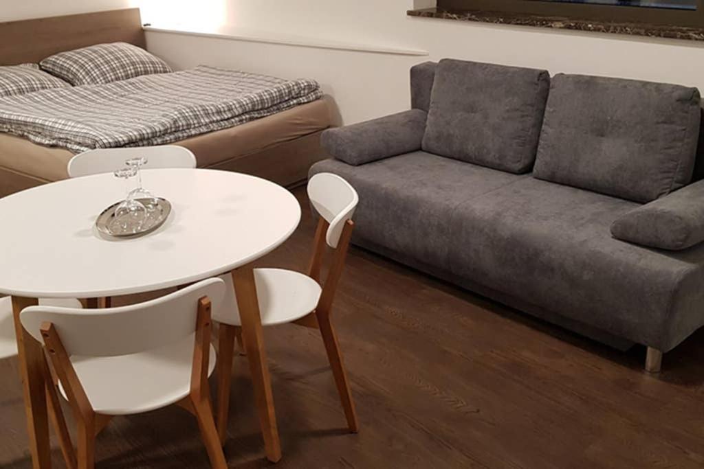 Suite with back garden - Housity