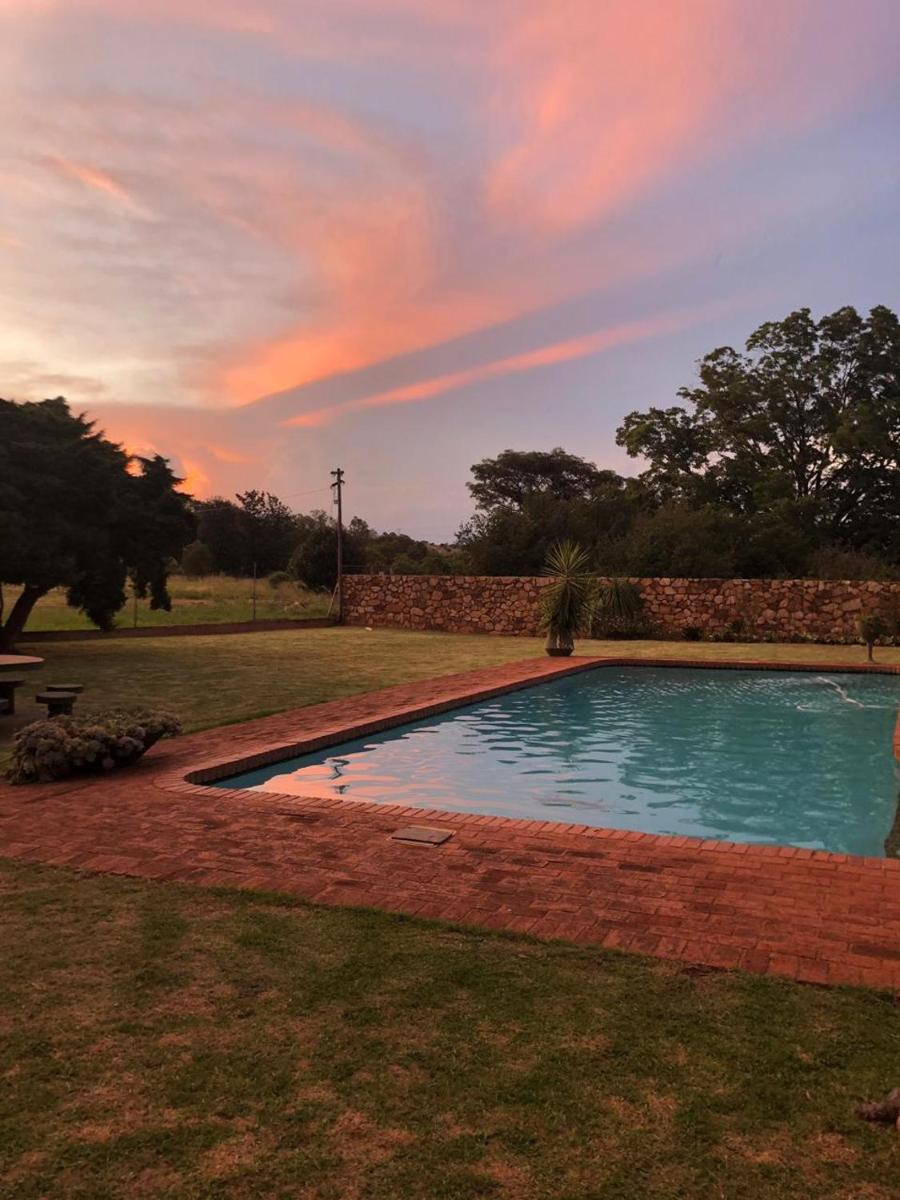 At The Rocks Country Estate - Housity