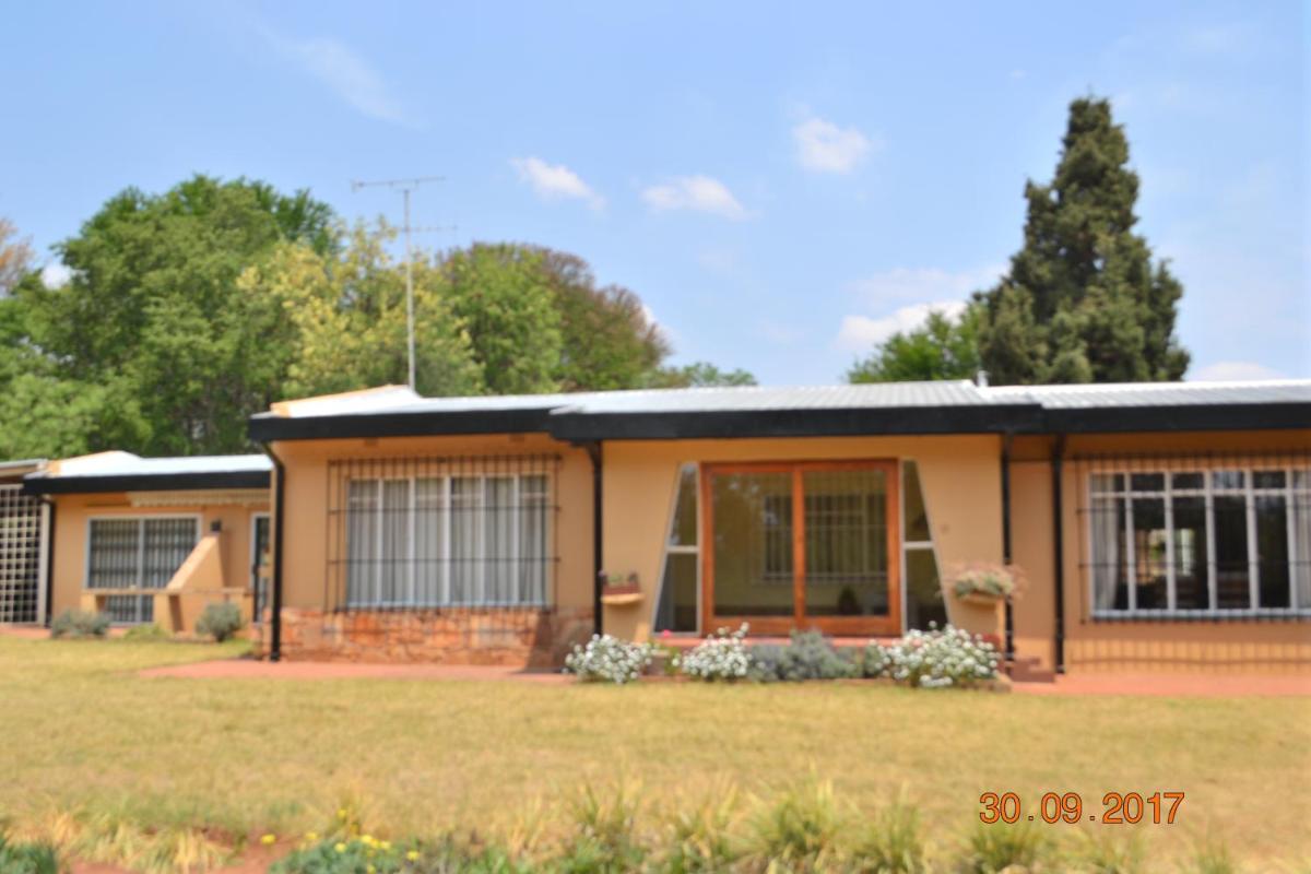 At The Rocks Country Estate - Housity