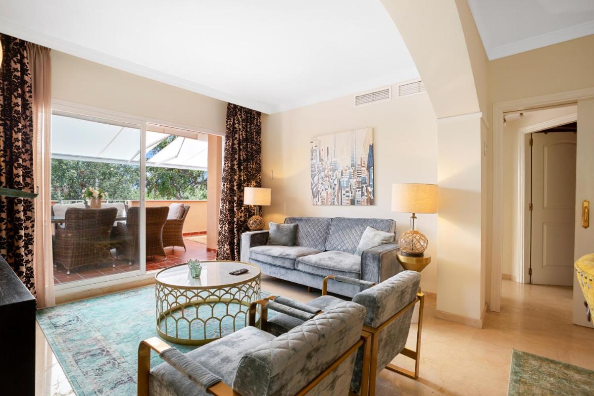 Beautiful Apartment with big terrace and access to 3 pools Elviria Marbella - Housity
