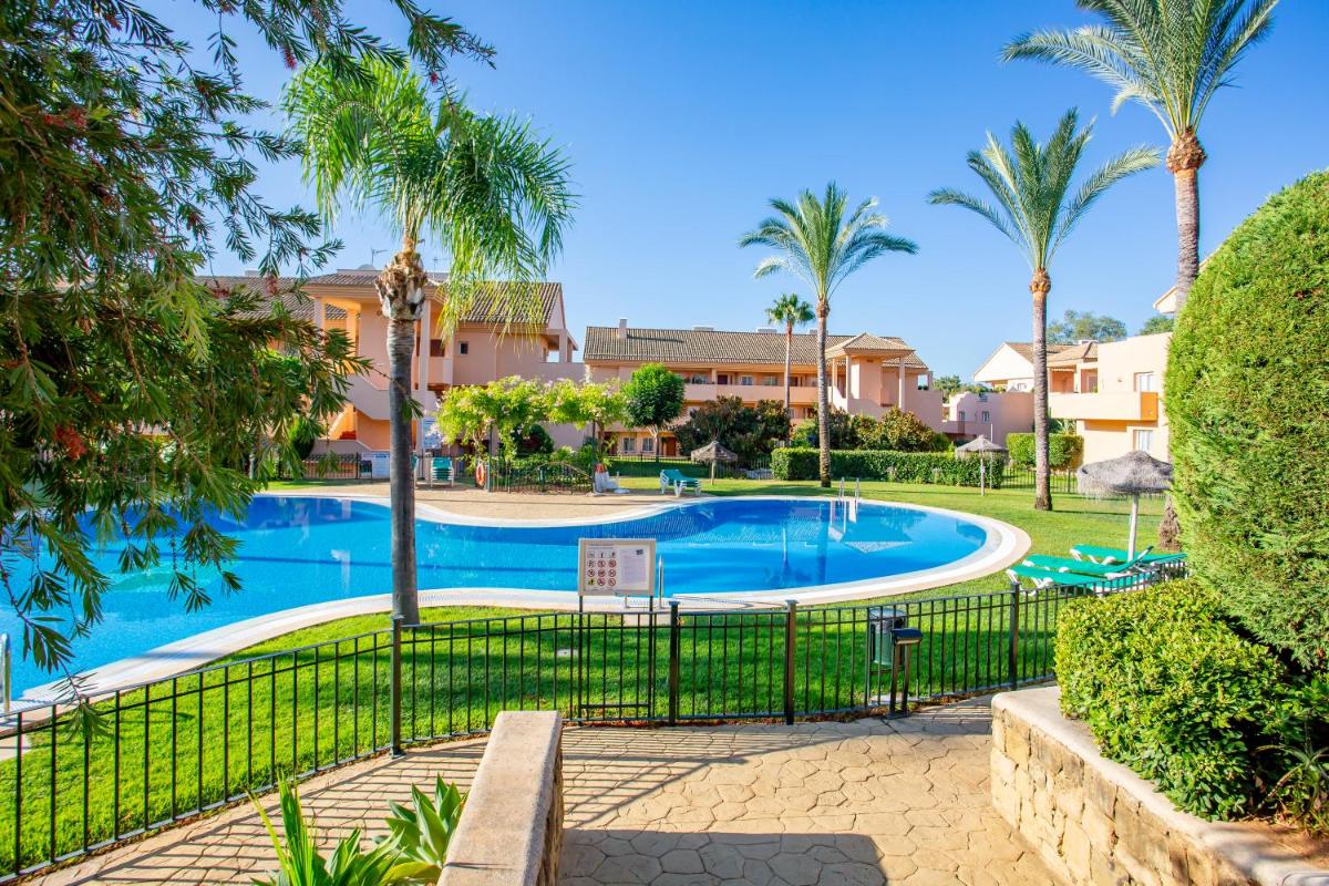 Beautiful Apartment with big terrace and access to 3 pools Elviria Marbella - Housity
