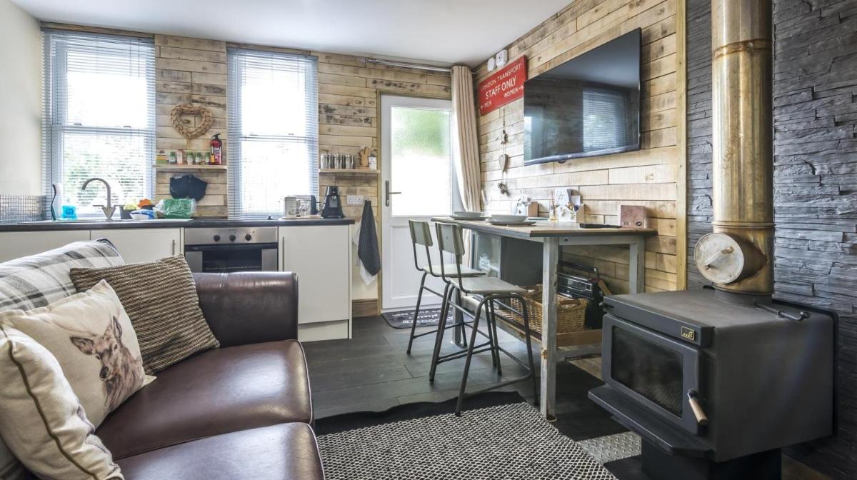 Holey Moley Lodge - 2 Bedroom - Llanteg - Pembrokeshire - Housity