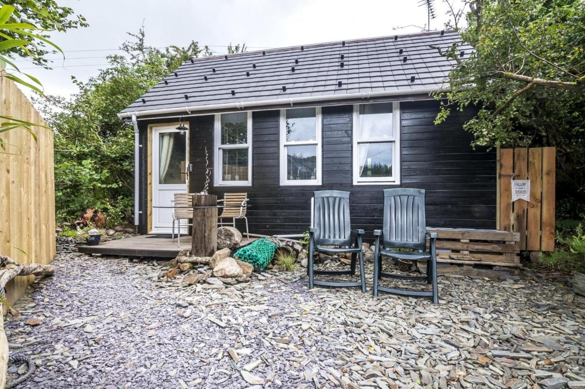 Holey Moley Lodge - 2 Bedroom - Llanteg - Pembrokeshire - Housity