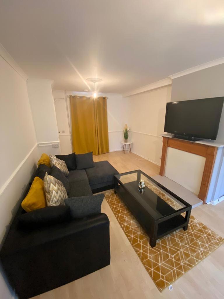 Suitetrails - Large modern Beautiful 3 bedroom House - Free WiFi