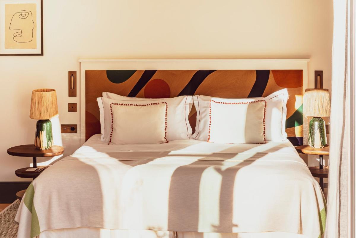 Un ou plusieurs lits dans un hébergement de l'établissement Hotel Lou Pinet Un ou plusieurs lits dans un hébergement de l'établissement Hotel Lou Pinet