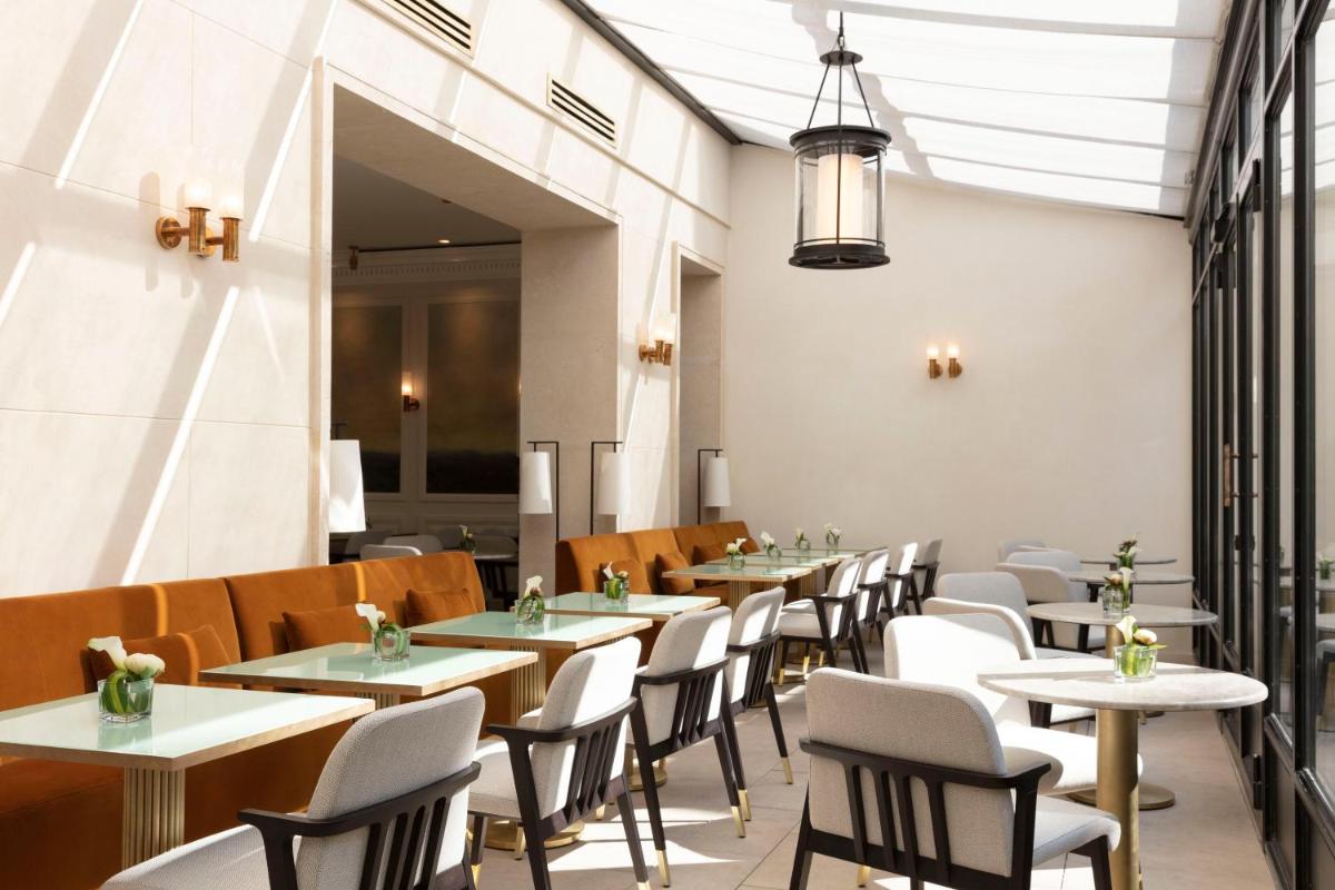 une rangée de tables et de chaises dans un restaurant dans l'établissement Les Jardins du Faubourg Hotel & Spa by Shiseido, à Paris
