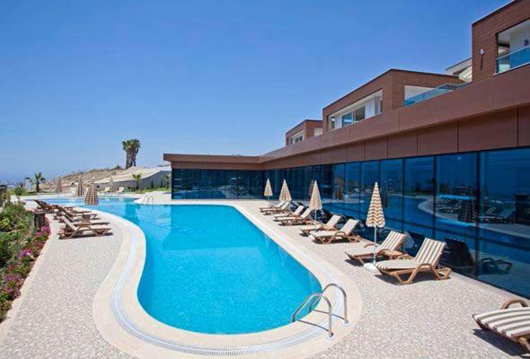 Villa Carlijn met prive-zwembad, veel privacy en panoramisch uitzicht op zee, op luxe resort - Housity