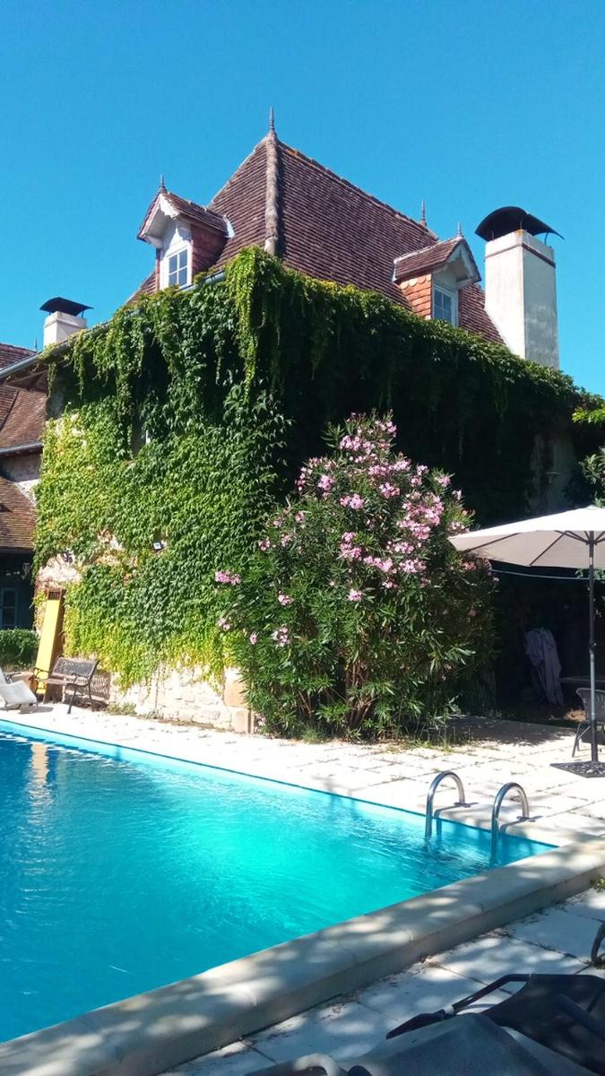Maison Grandes Chambres avec cuisine -jardin -Terrasse-BBQ - Housity