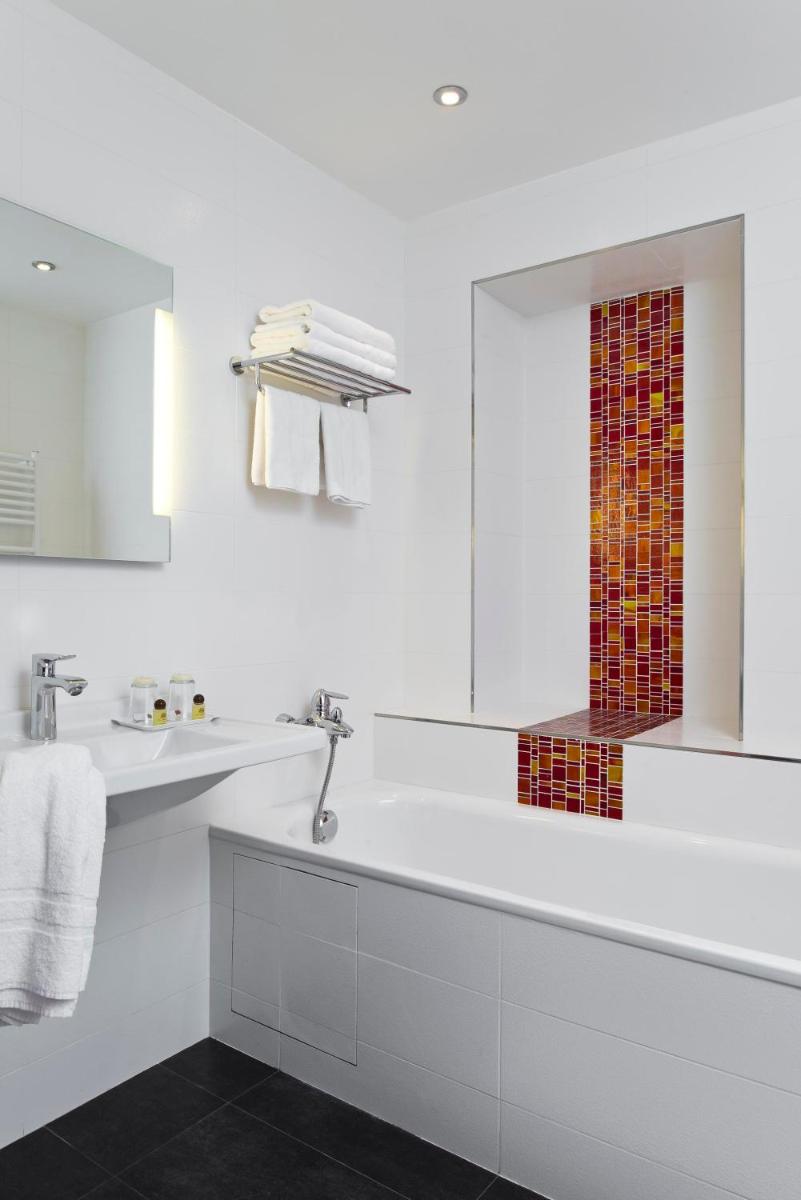 Salle de bains dans l'établissement Hôtel Saint-Pétersbourg Opéra & Spa