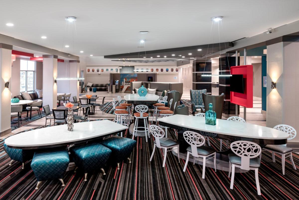 Holiday Inn Express & Suites - Charlotte Airport, an IHG Hotel - Housity