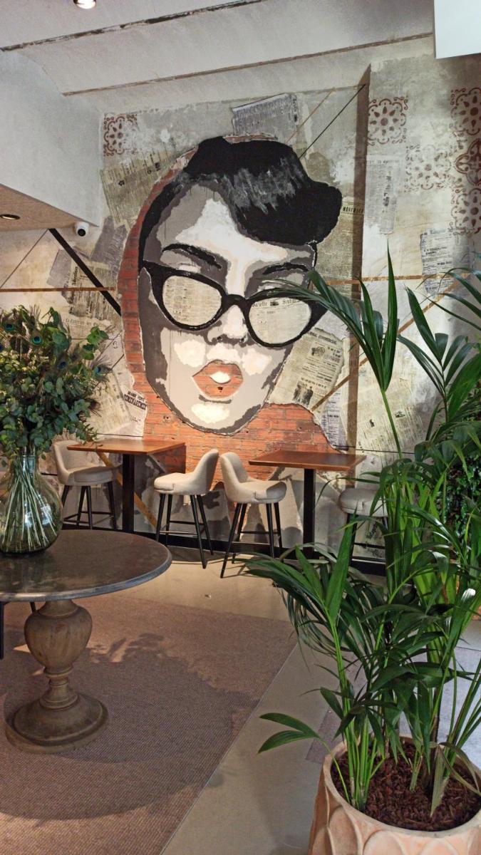 Un restaurante o sitio para comer en ARVA Spa París