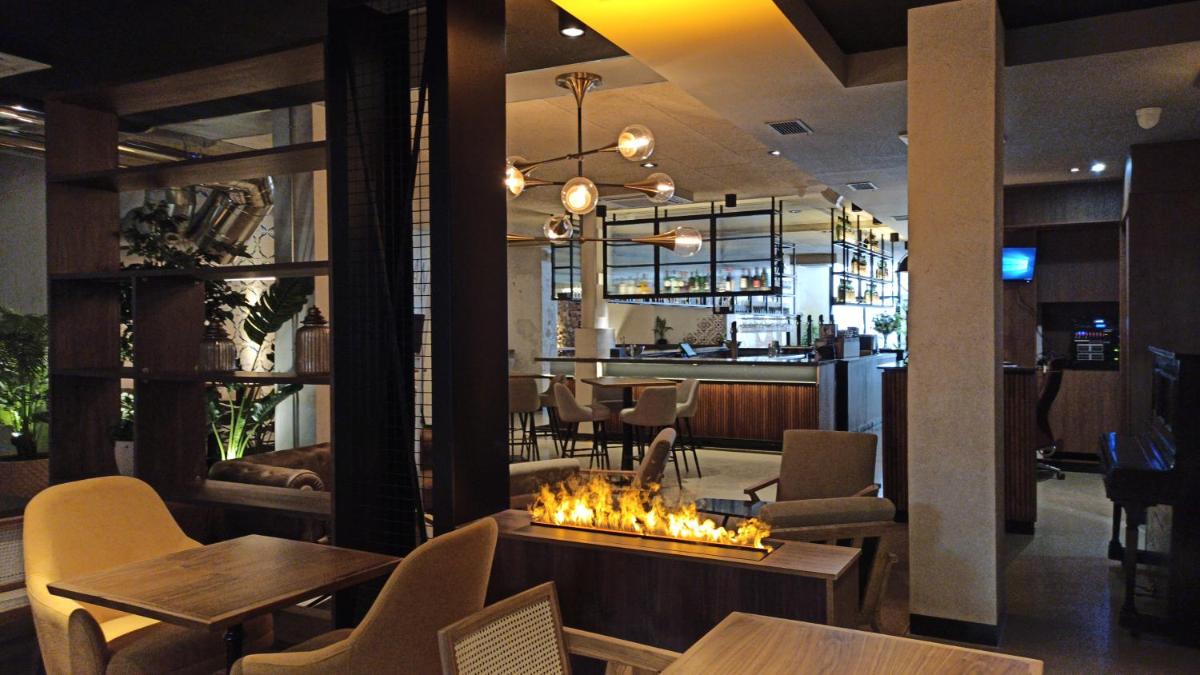 Un restaurante o sitio para comer en ARVA Spa París