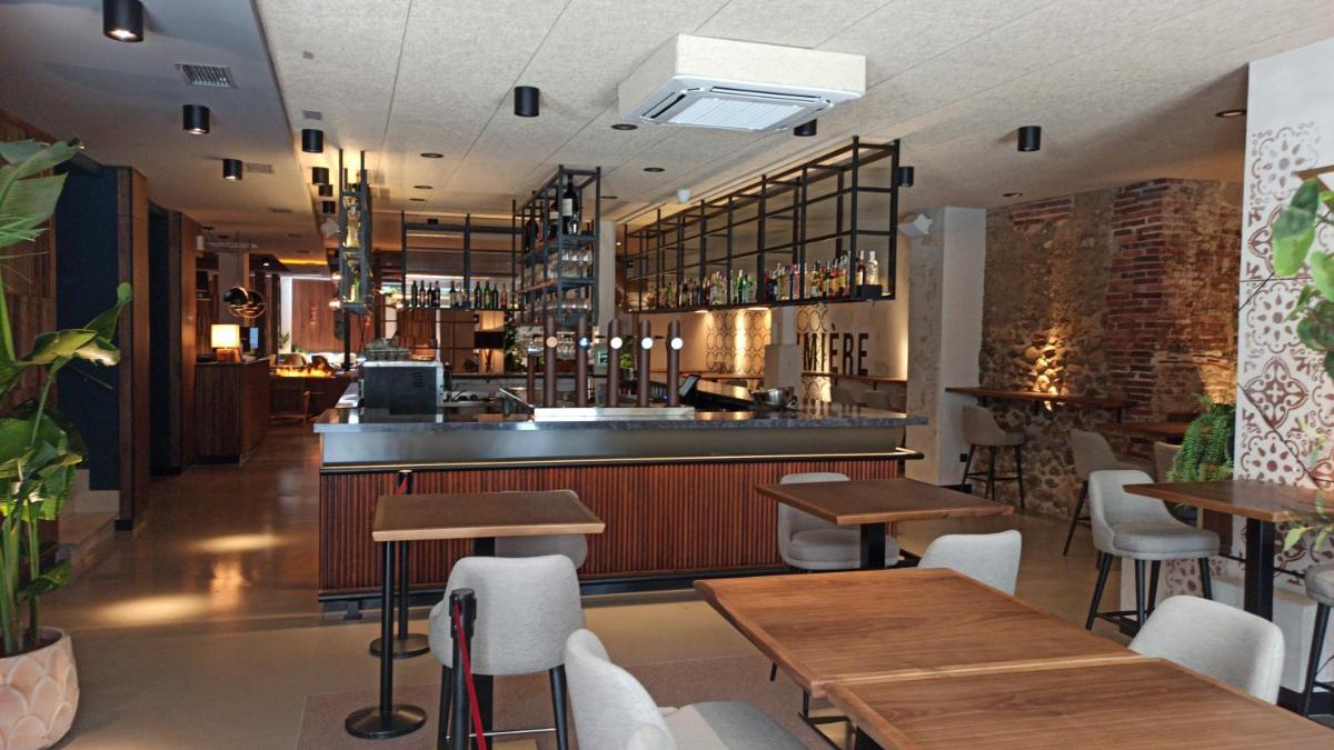 Un restaurante o sitio para comer en ARVA Spa París