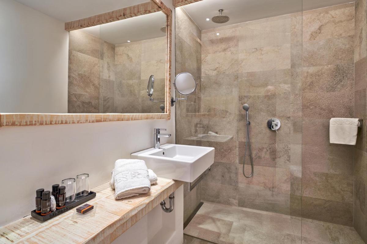 Un baño de Hotel Es Port