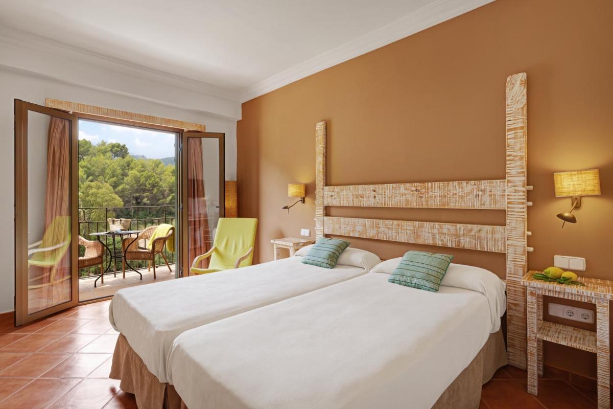 Cama o camas de una habitación en Hotel Es Port