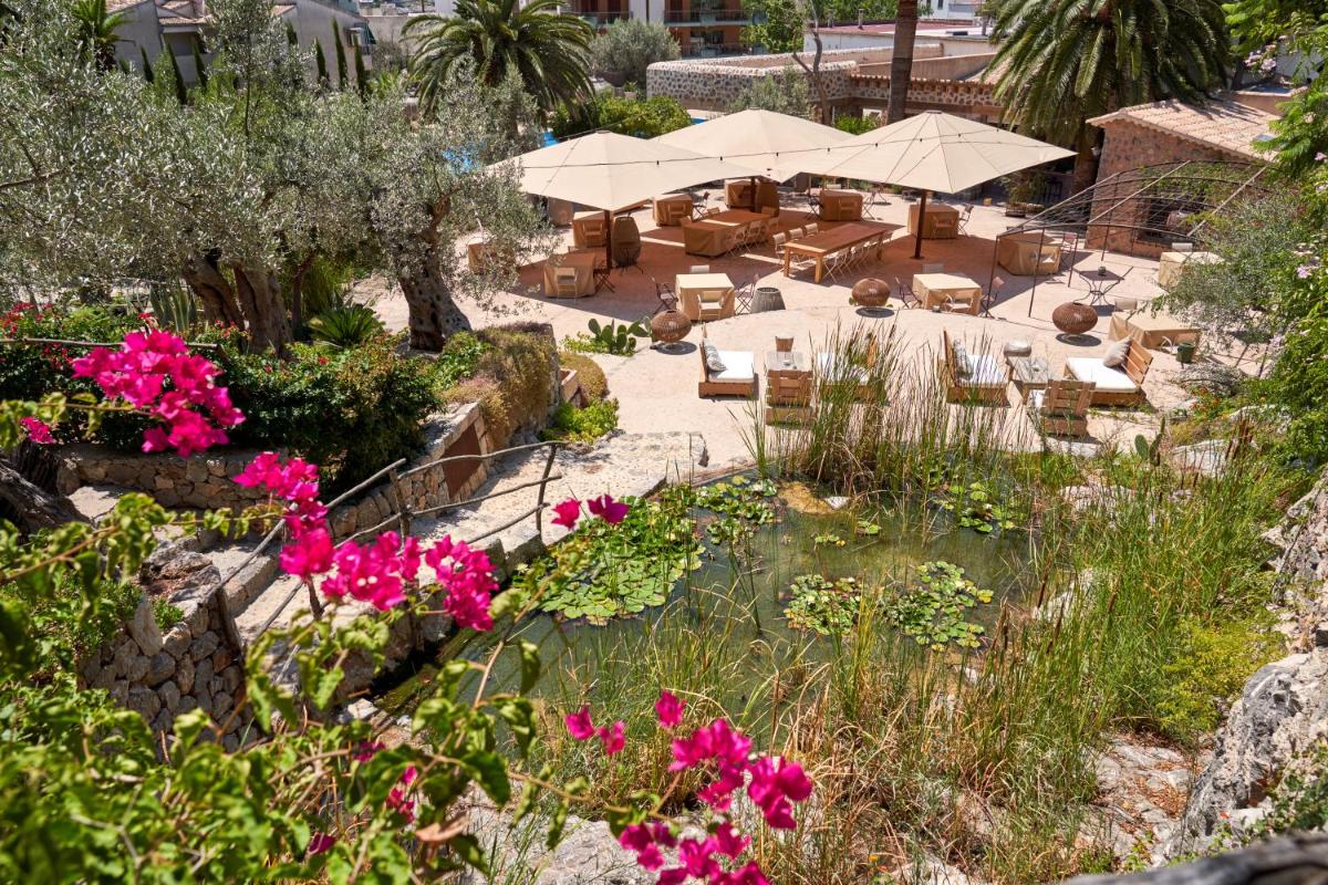 Jardín al aire libre en Hotel Es Port