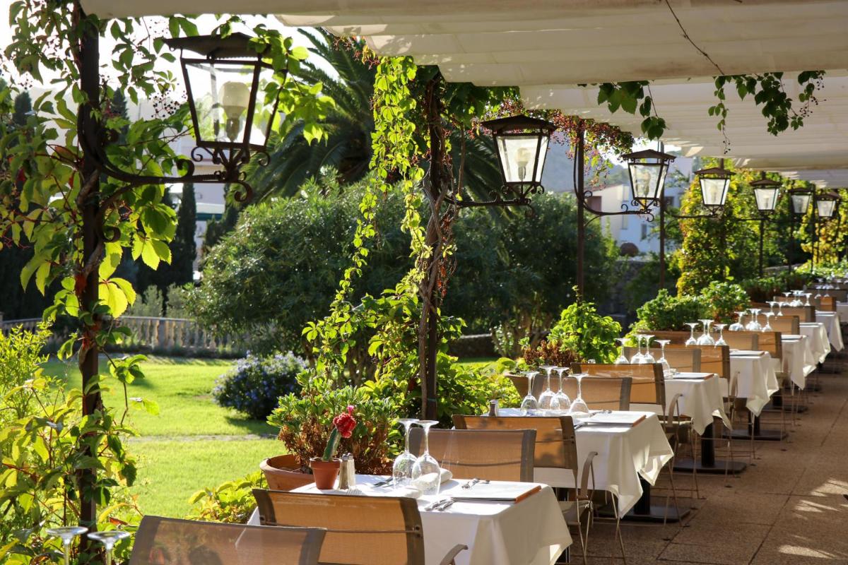 Jardín al aire libre en Hotel Es Port