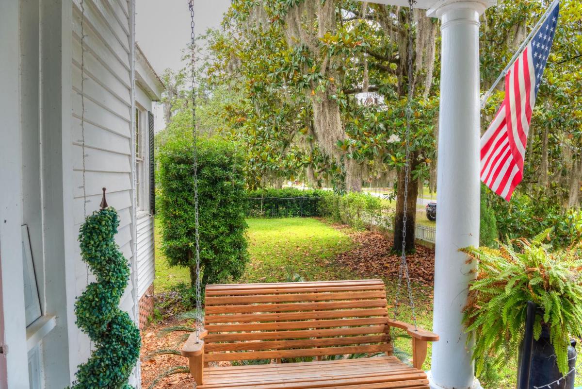 Open Gates Bed & Breakfast - Housity