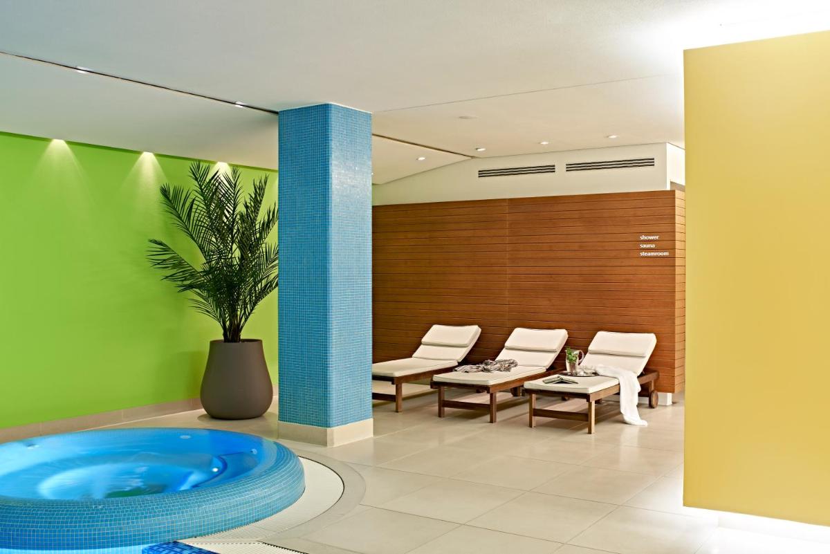 Der Swimmingpool an oder in der Nähe von SIDE, Hamburg, a Member of Design Hotels Der Swimmingpool an oder in der Nähe von SIDE, Hamburg, a Member of Design Hotels