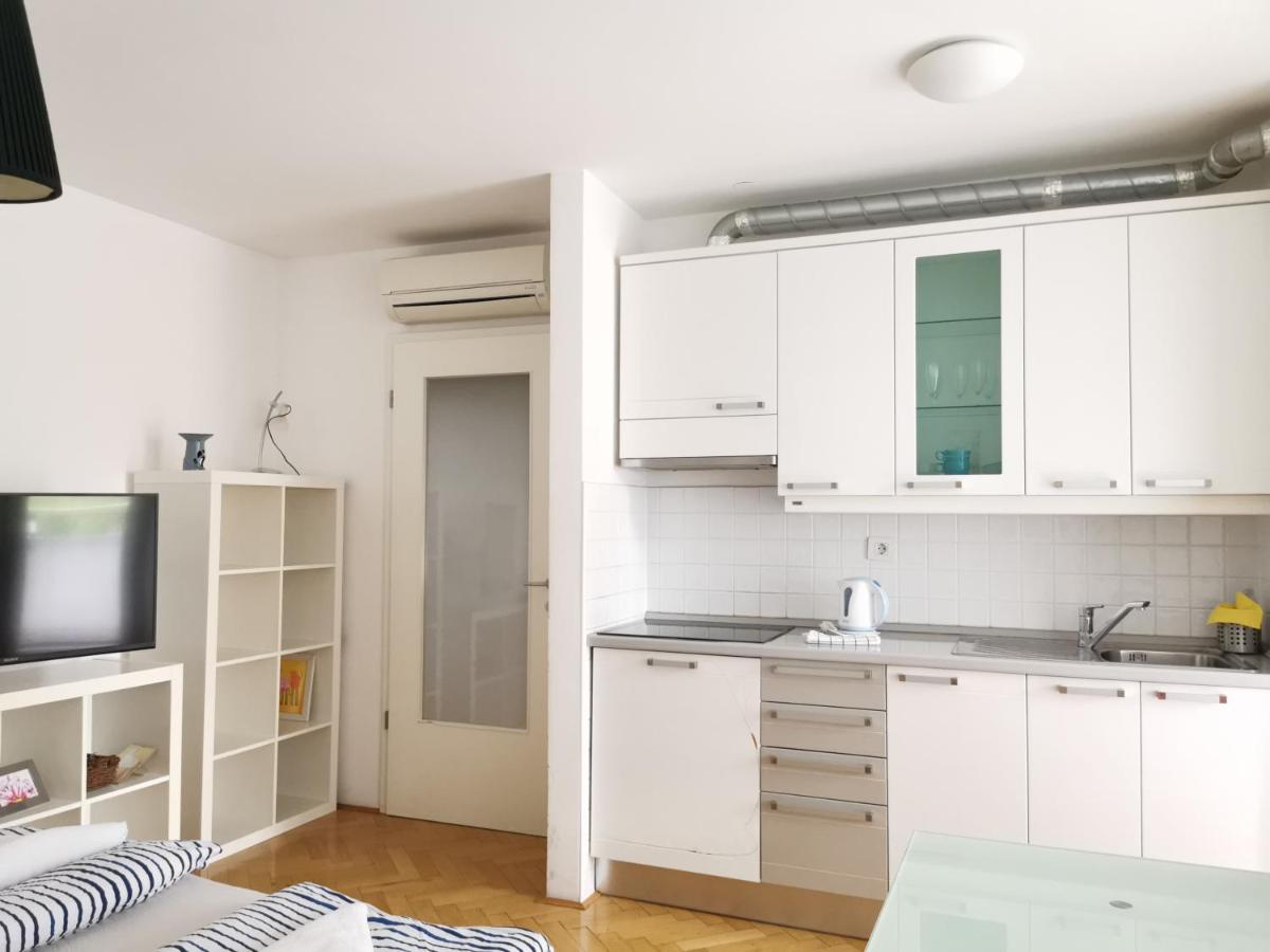 Suitetrails - City centre studio with a balcony and free parking