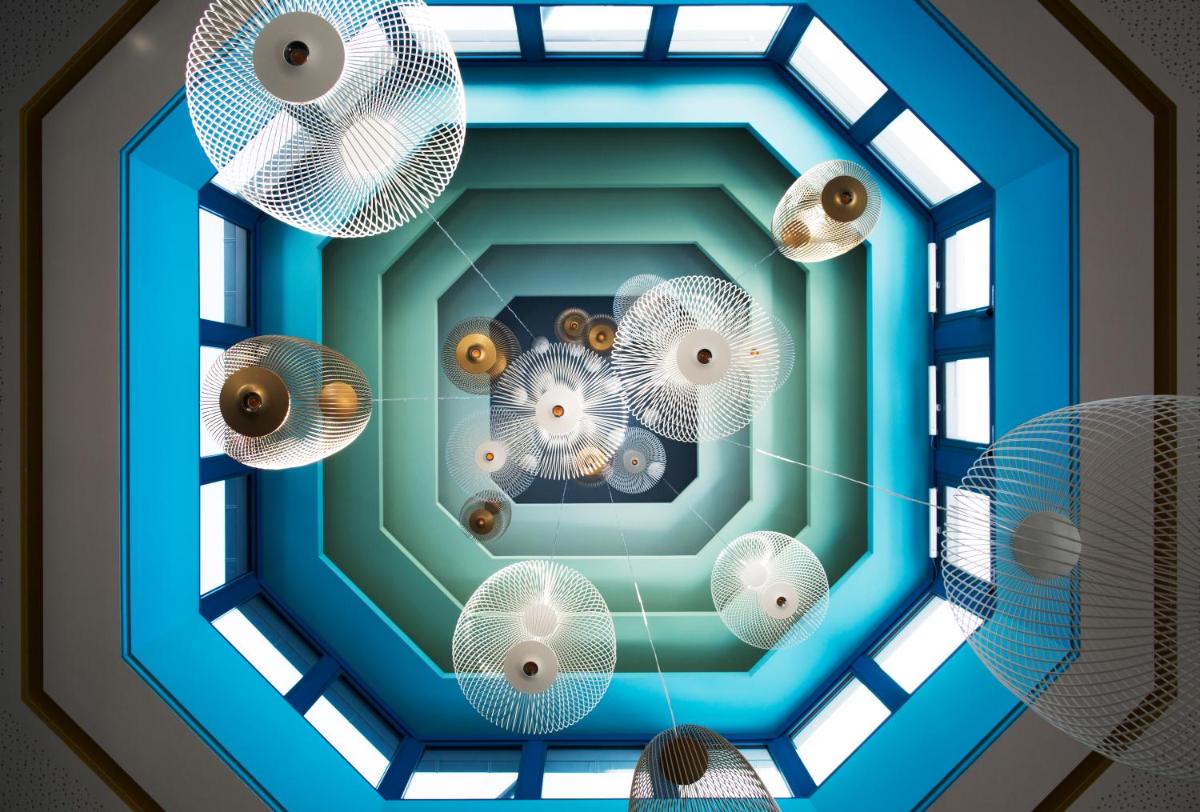 une vue aérienne d'une pièce avec des lumières et des ventilateurs dans l'établissement Résidence-Aïga Resort thermal & spa, à Châtel-Guyon