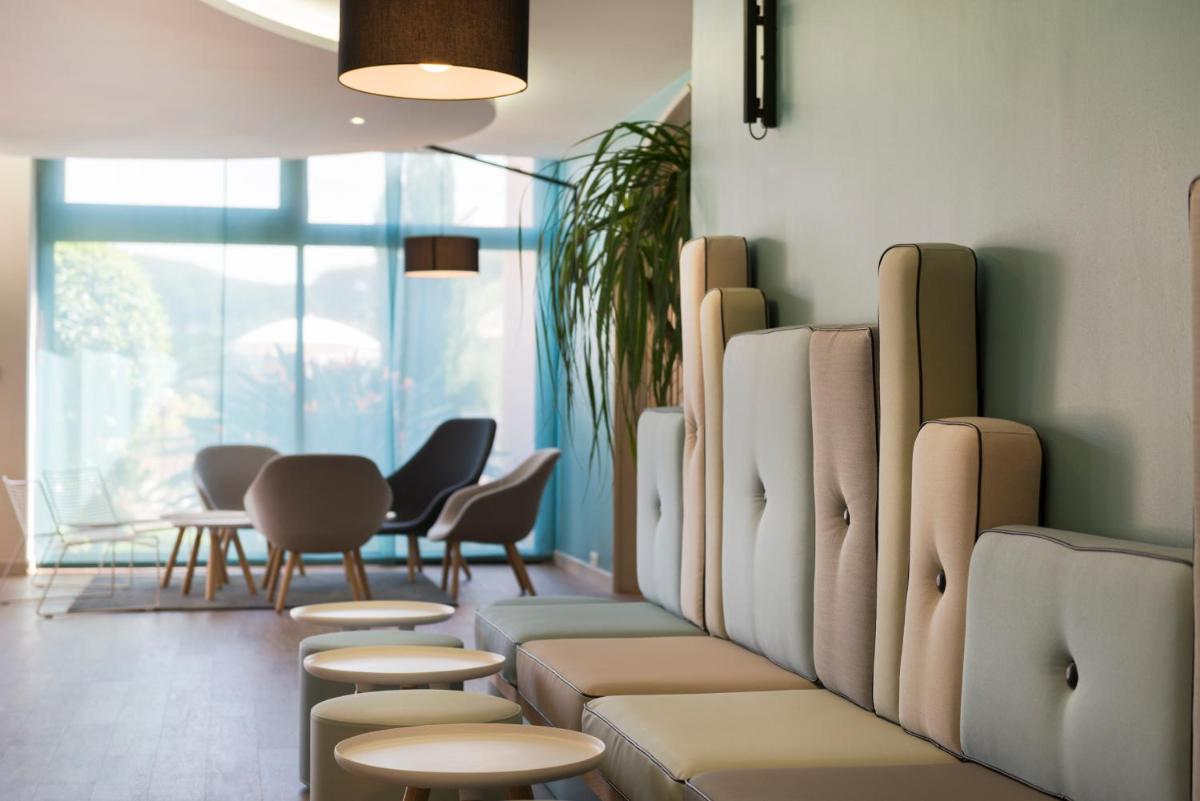 Coin salon dans l'établissement Hôtel Les Jardins De Sainte-Maxime
