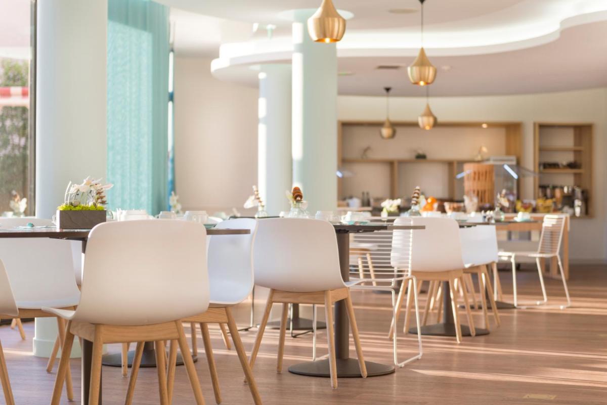 Restaurant ou autre lieu de restauration dans l'établissement Hôtel Les Jardins De Sainte-Maxime