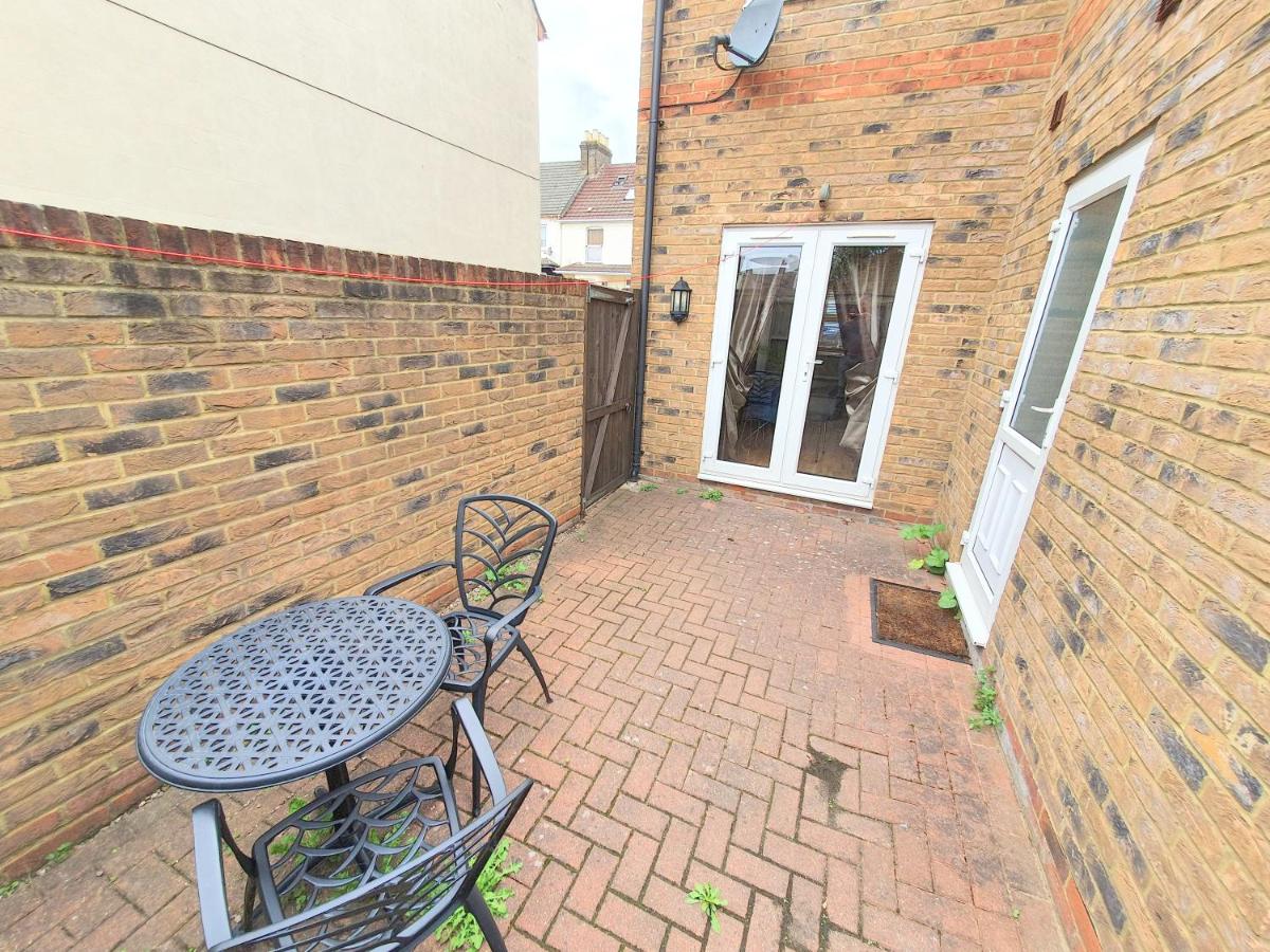 Friars Walk houses with 2 bedrooms, 2 bathrooms, fast Wi-Fi and private parking - Housity