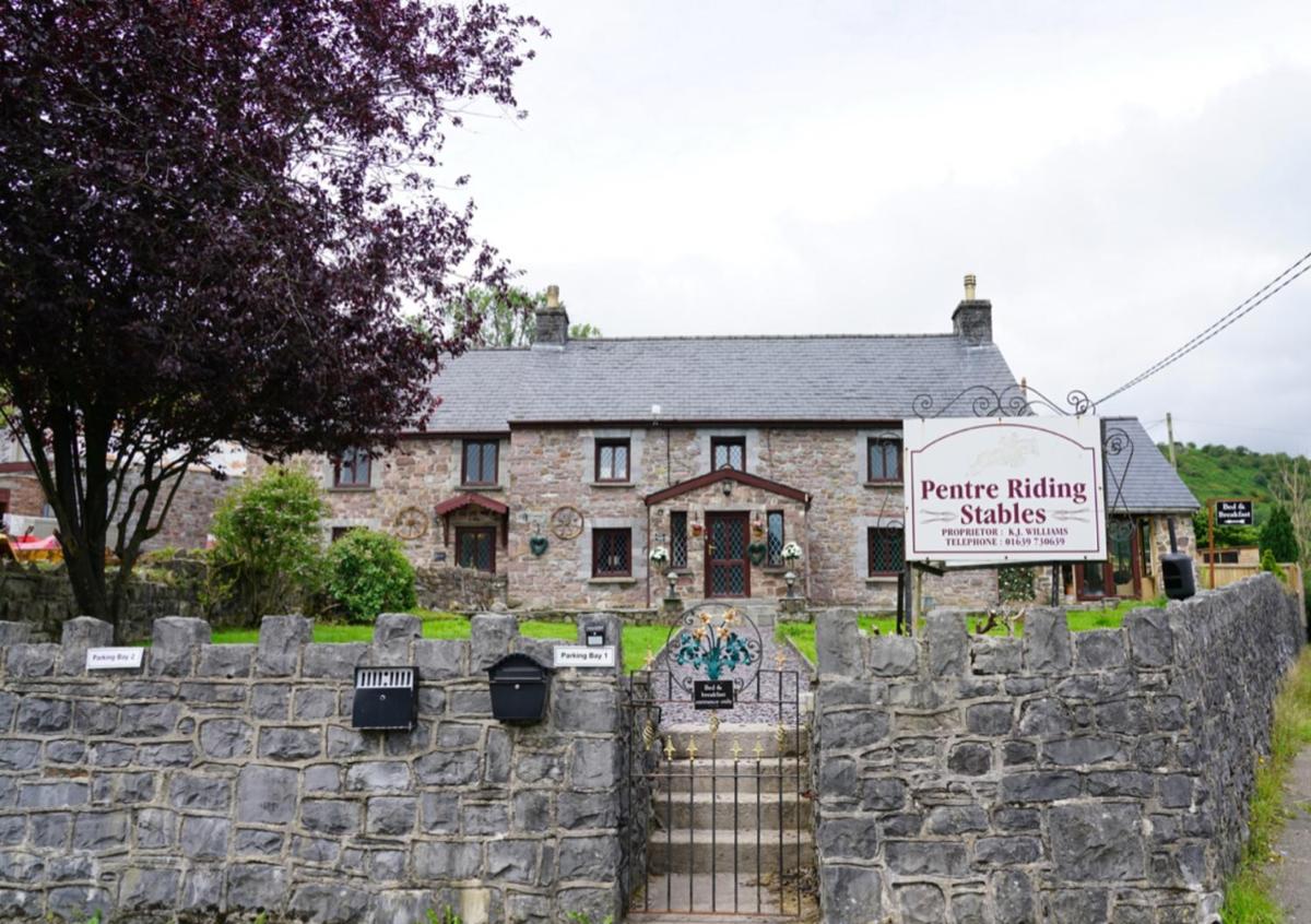 Pentre Riding Stables - Housity