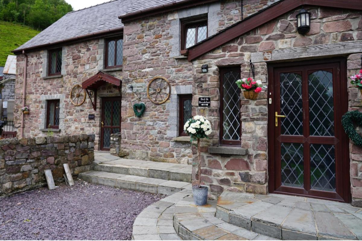 Pentre Riding Stables - Housity
