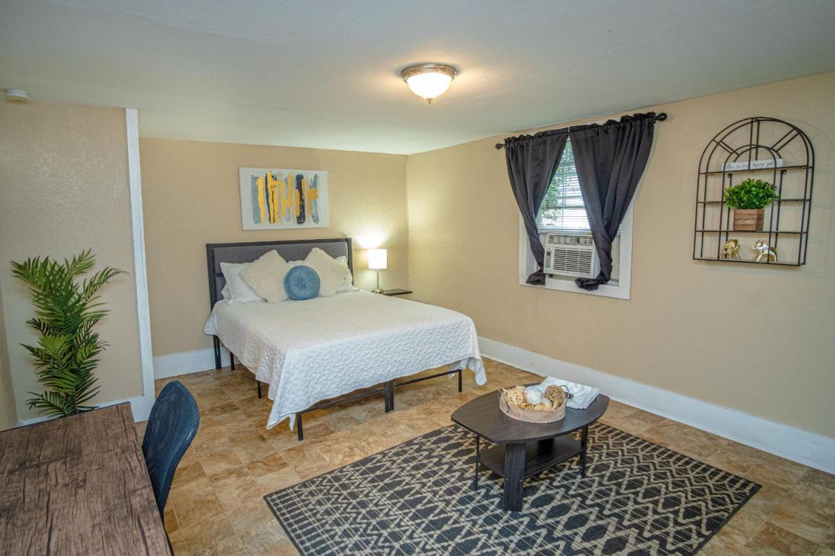 Virginia St. San Antonio Guesthouse Near Downtown - Housity