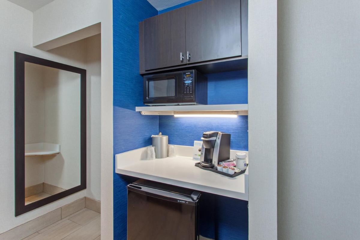 Holiday Inn Express & Suites Oakland - Airport by IHG - Hizvo
