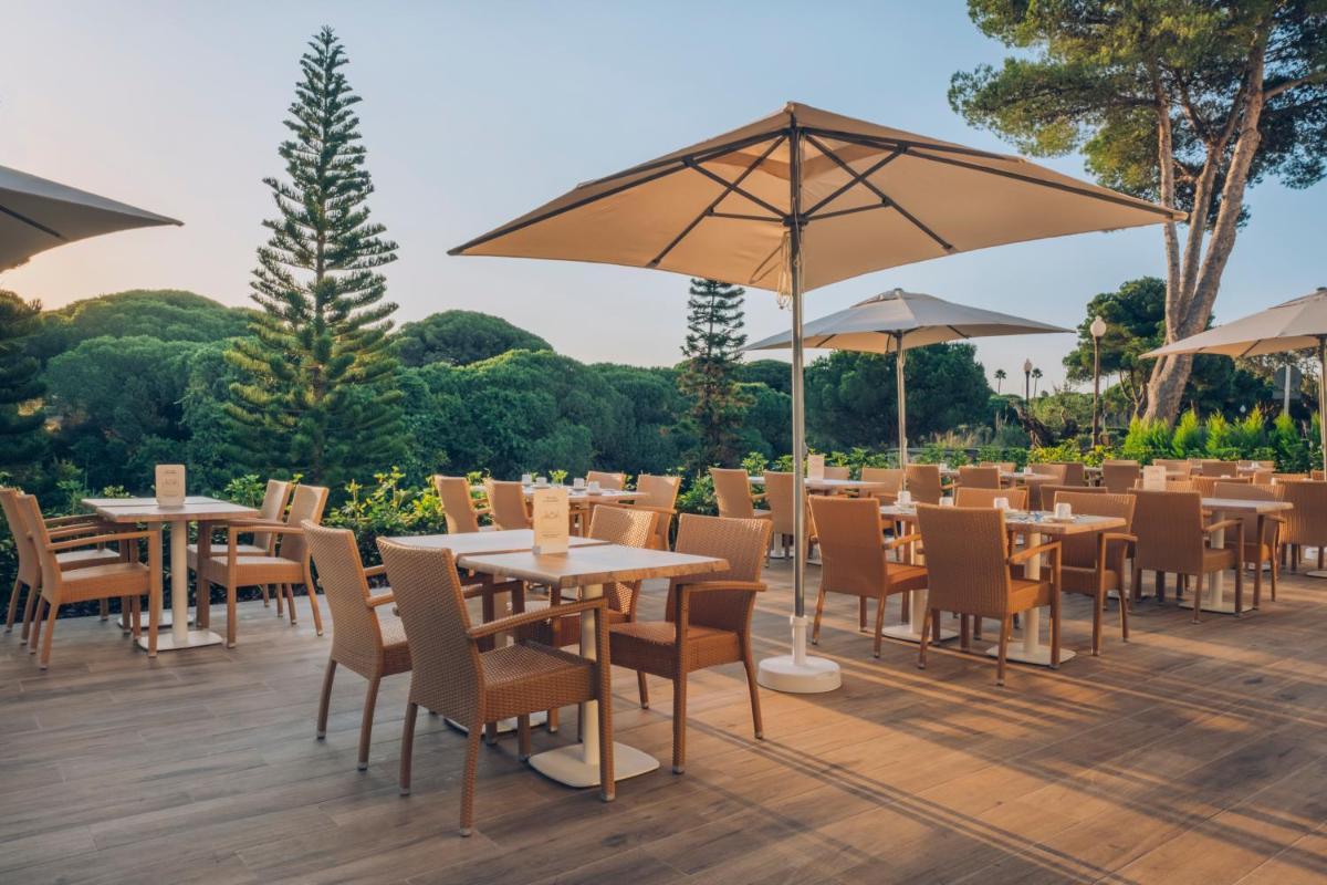 Un restaurante o sitio para comer en Iberostar Waves Royal Andalus