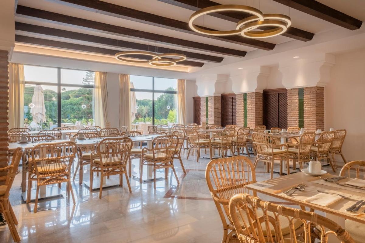 Un restaurante o sitio para comer en Iberostar Waves Royal Andalus