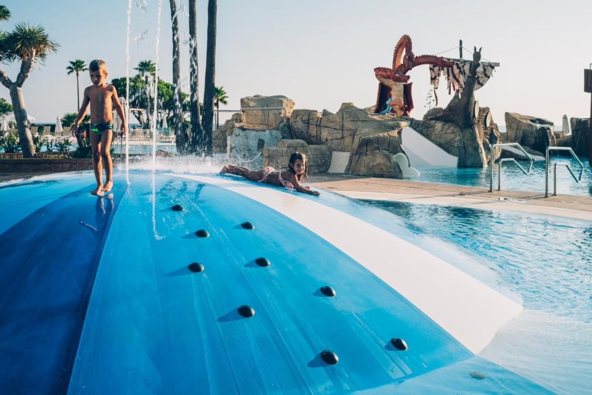 Un hombre está parado en el borde de una piscina. en Iberostar Waves Royal Andalus, en Chiclana de la Frontera 83 fotos más