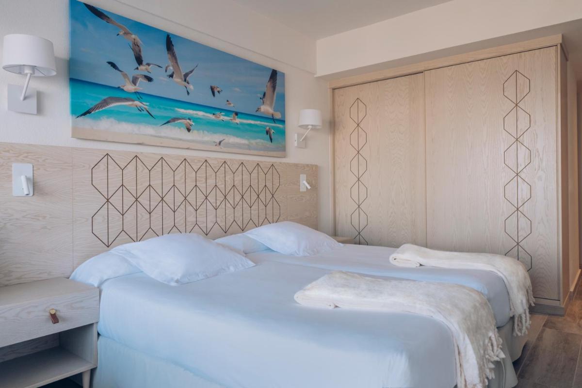 Cama o camas de una habitación en Iberostar Waves Royal Andalus