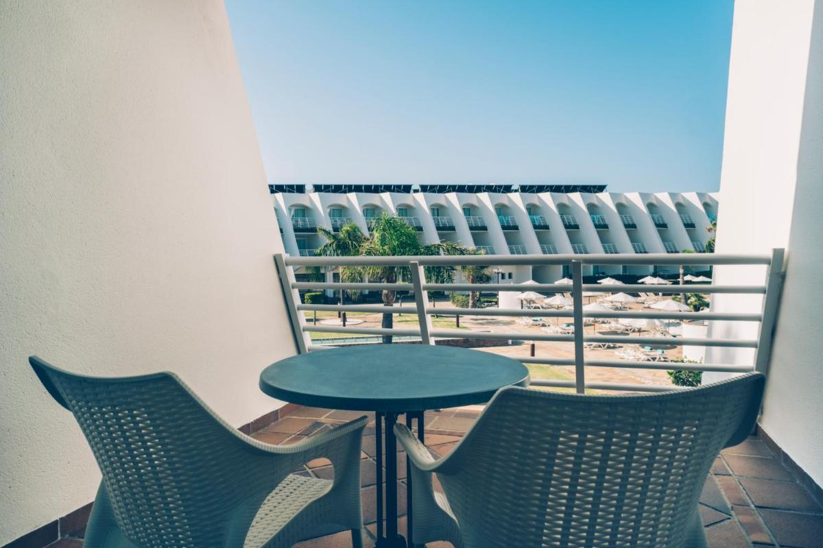 Un balcón o terraza de Iberostar Waves Royal Andalus