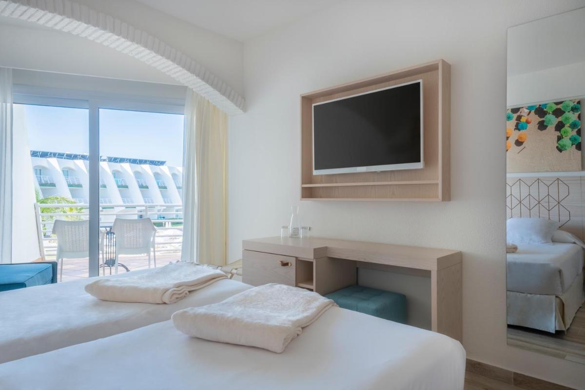 Cama o camas de una habitación en Iberostar Waves Royal Andalus