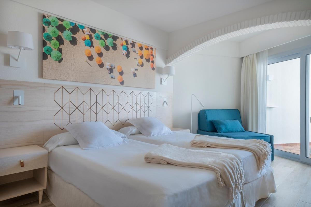 Cama o camas de una habitación en Iberostar Waves Royal Andalus